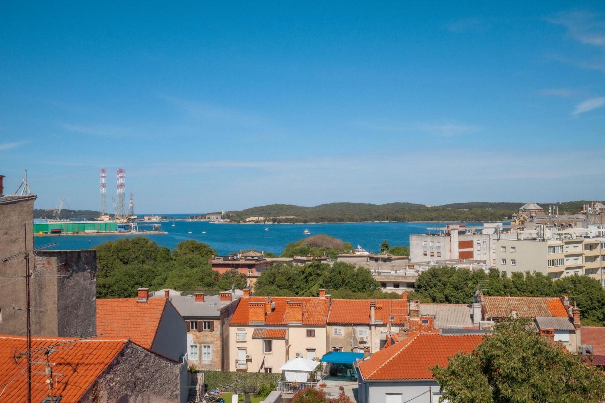 Captain Emo City Apartments Pula Exteriör bild